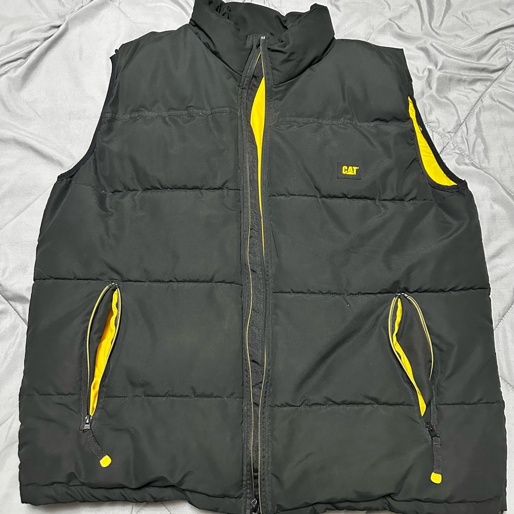CAT Caterpillar Black & Yellow Puffer Vest – XL